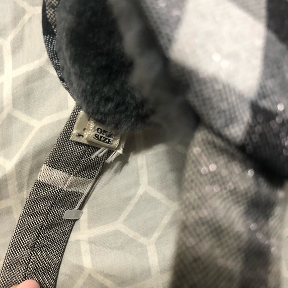 Burberry earmuffs one size fits all - Picture 5 of 6